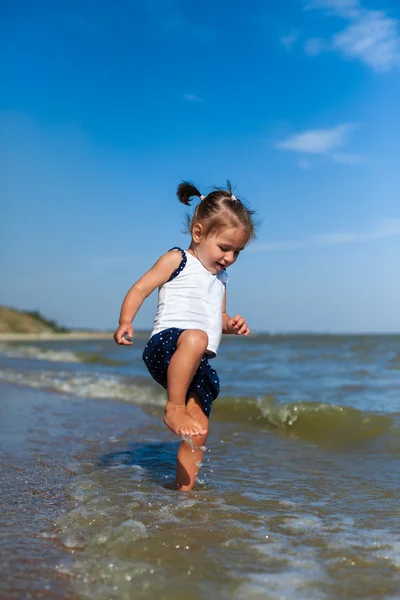 Ragazza sulla spiaggia in riva al mare — Foto Stock