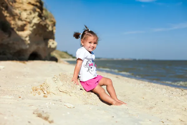 Ragazza sulla spiaggia in riva al mare — Foto Stock