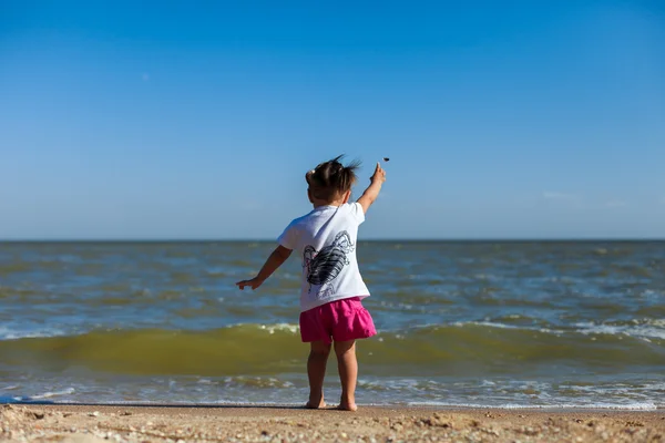 Menina na praia junto ao mar — Fotografia de Stock