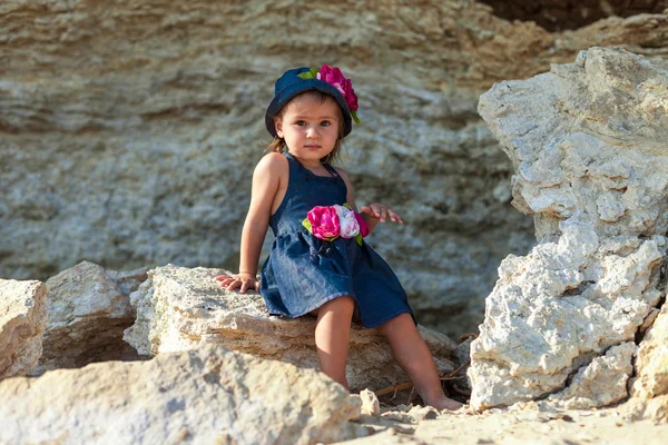 Ragazza sulla spiaggia in riva al mare — Foto Stock