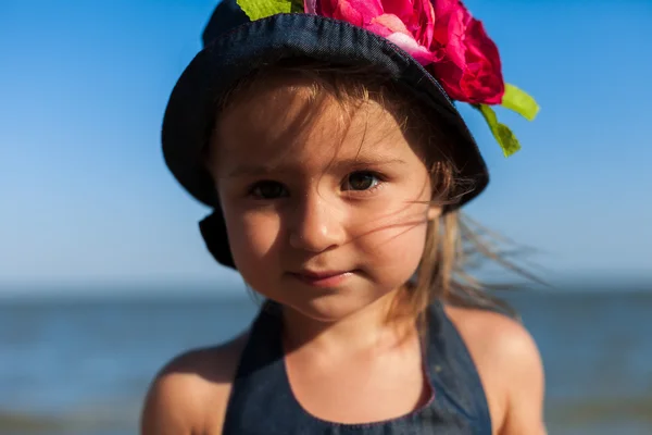 Menina na praia junto ao mar — Fotografia de Stock