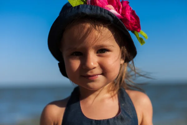 Girl on the beach by the sea — Stock Photo, Image