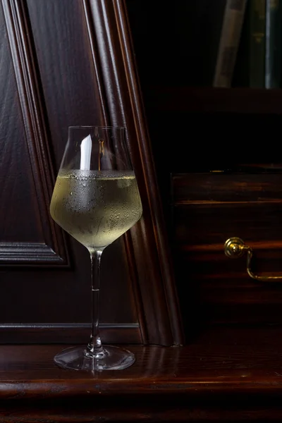 Ένα Ποτήρι Λευκό Ροζέ Κρασί Στέκεται Στο Φόντο Ενός Τζακιού — Φωτογραφία Αρχείου