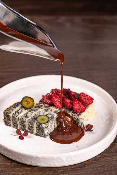 Haşhaş Tohumu Çikolata Ile Pasta — Stok fotoğraf
