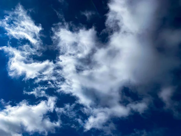 Gyönyörű Felhők Kék Ellen Egy Napsütéses Napon — Stock Fotó