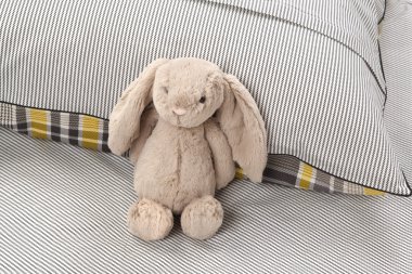 doldurulmuş hayvan üzerinde rahat yatak