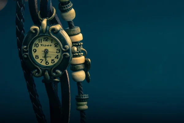 deri kayışı ile şık kol saati