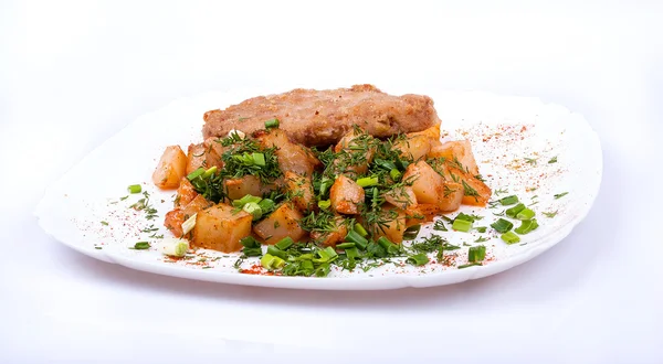 şnitzel ile patates bir plaka üzerinde