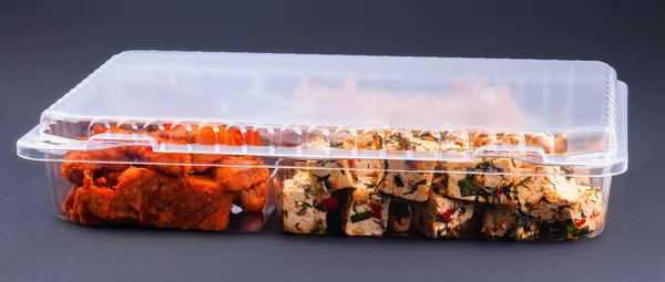 Еда в пластиковом контейнере — стоковое фото