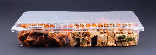 plastik bir kap yemek