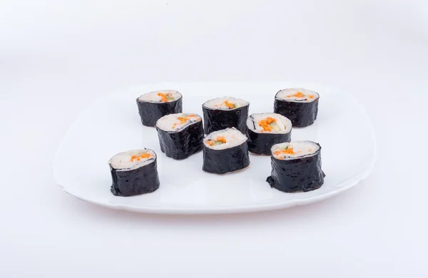 Suşi tabakta yuvarlanıyor.