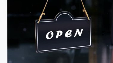Üzerinde yazı olan bir dükkan için şık bir tabela - Aç