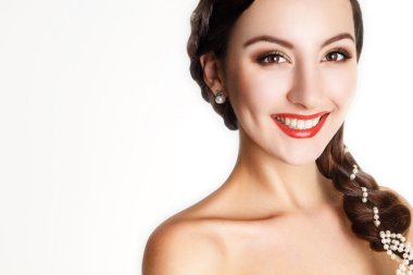 Beyaz bir elbise genç güzel esmer