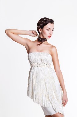 Beyaz bir elbise genç güzel esmer