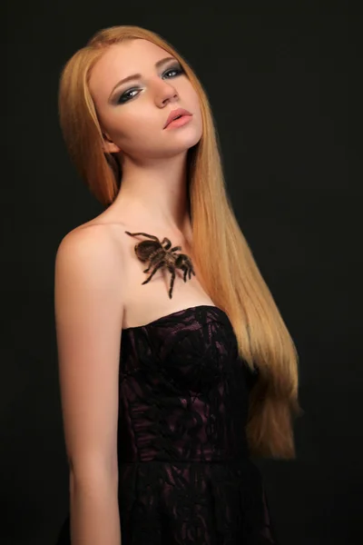 Bella ragazza con ragno sulla spalla — Foto Stock