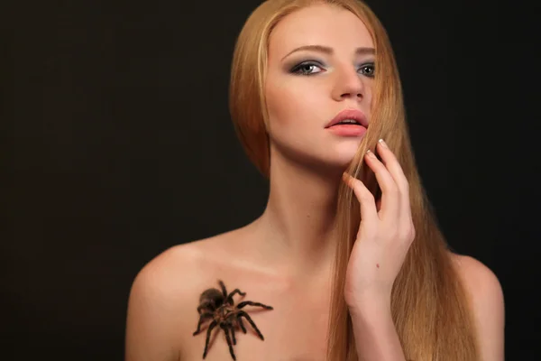 Hermosa joven con araña en su hombro — Foto de Stock