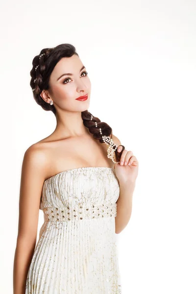 Bella giovane bruna in un vestito bianco — Foto Stock