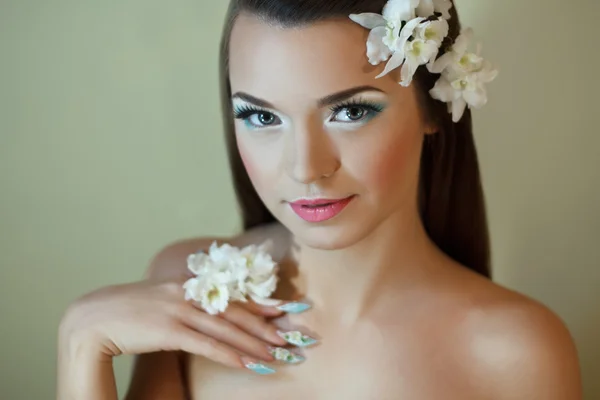 Beautiful girl with white flowers — Stock Photo, Image