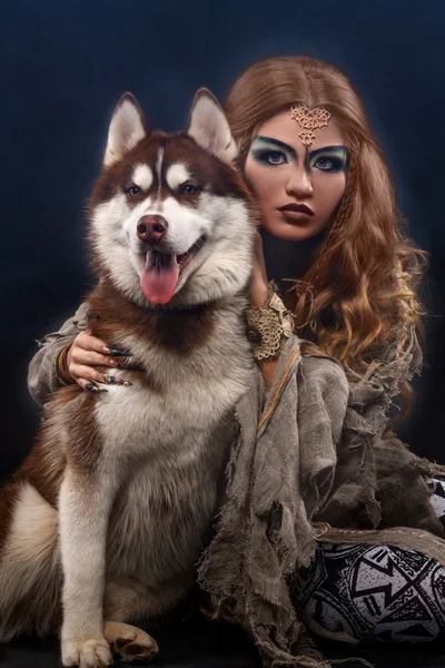 Mulher com husky — Fotografia de Stock