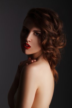 genç bir kadın yan görünüm