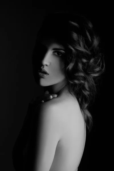 Zwart-wit portret van jonge vrouw — Stockfoto