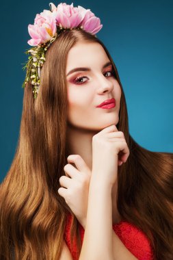 Kafasındaki Pembe çiçek çelenk ile kız