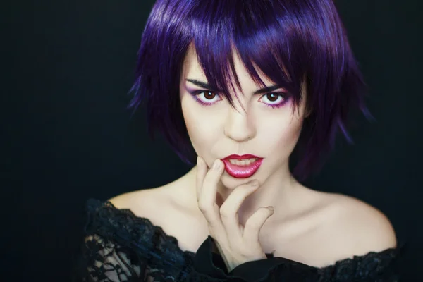 Chica con el pelo morado en una blusa de encaje —  Fotos de Stock