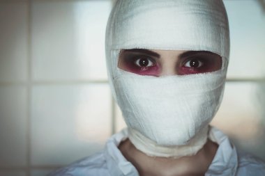 głowa dziewczyny w Bandaże