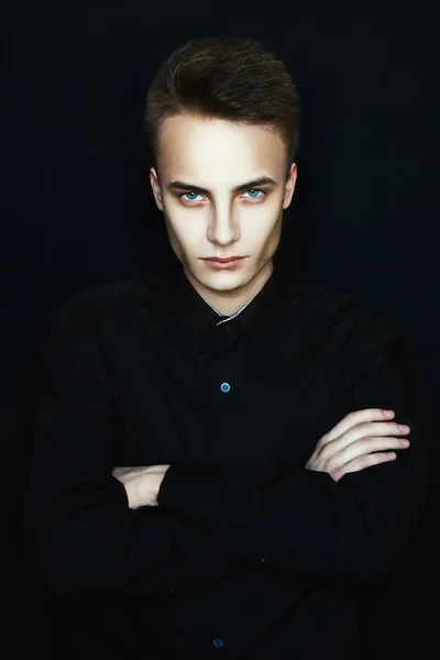 mavi gözlü trendy genç çocuk