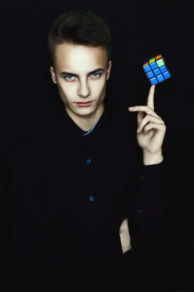rubik küpü ile mavi gözlü trendy genç çocuk