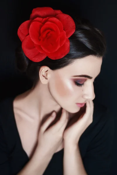 Dame mit roter Blume im Haar — Stockfoto