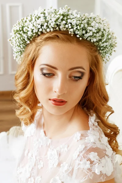 Невеста с венком на голове — стоковое фото