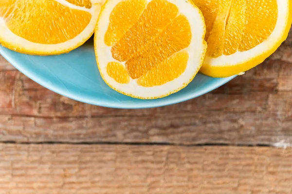 Frische Orangen Halbiert Auf Blauem Teller Extreme Nahaufnahme Isoliert Auf — Stockfoto