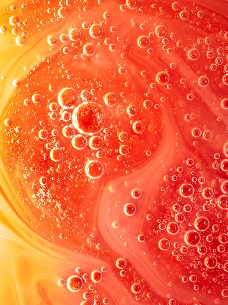 Abstract Rode Gele Zeepbellen Achtergrond Verticaal Beeld Met Kopieerruimte — Stockfoto