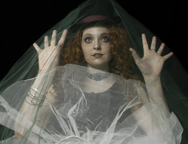 Красивая молодая женщина в черных блестках сверху и белый кринолин
