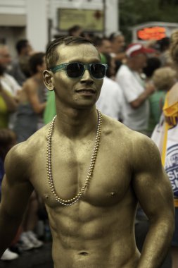 35 yıllık provincetown karnaval geçit Provincetown, massachusetts, yürüyen bir katılımcı.