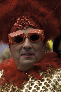 Provincetown karnaval geçit töreninde yürüyen adam