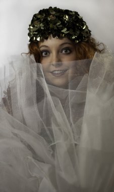 Uzun kırmızı kıvırcık saçlı giyen ile güzel genç kadın yeşil vintage şapka