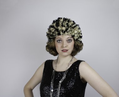 Vintage öğeler giyen genç kadın