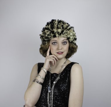 Vintage öğeler giyen genç kadın