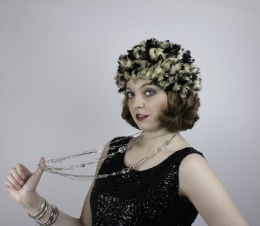 Vintage öğeler giyen genç kadın