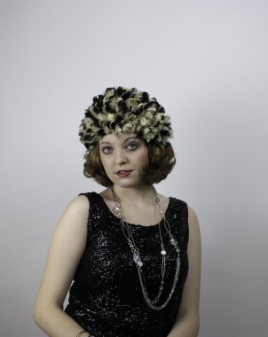 Vintage öğeler giyen genç kadın