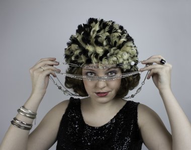 Vintage öğeler giyen genç kadın