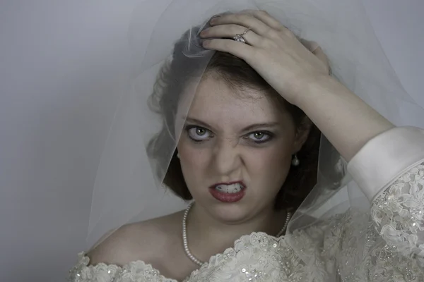 年轻的新娘，咆哮着，像一个怪兽新娘 — 图库照片
