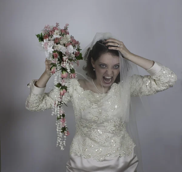 Jonge bruid schreeuwen als een bridezilla — Stockfoto