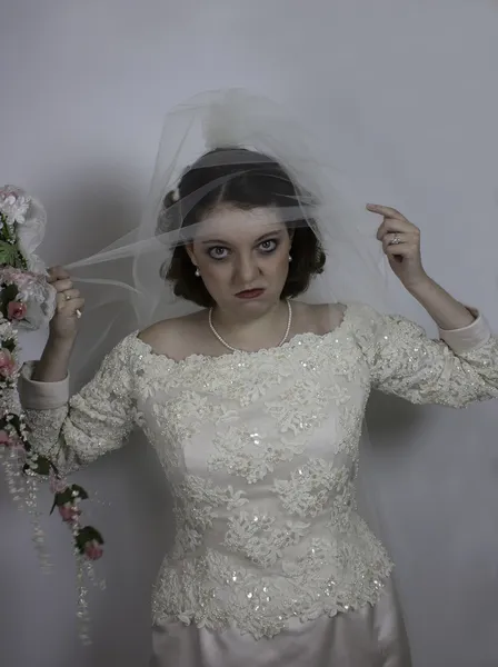 Sposa sollevare il velo e fare un volto stressato — Foto Stock