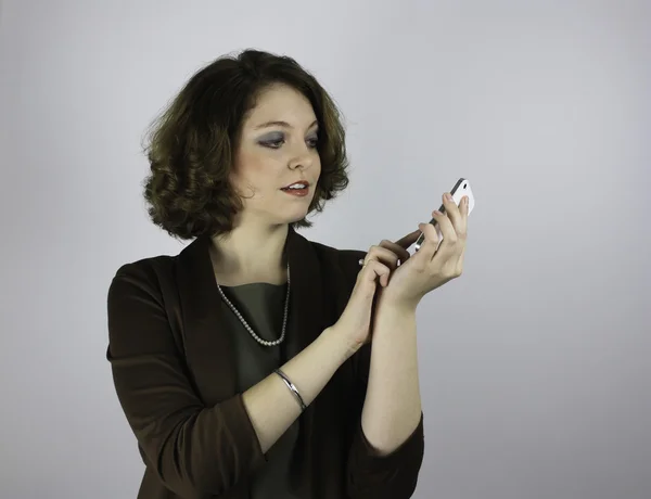 Ganska ung professionell kvinna som använder mobiltelefon — Stockfoto