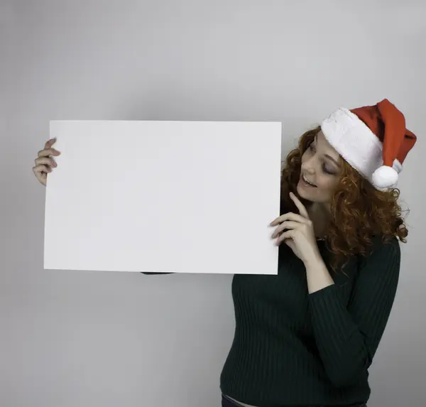 Jovem mulher usando chapéu de Santa — Fotografia de Stock