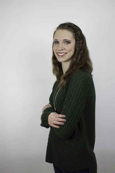 Femme debout avec les bras croisés — Photo