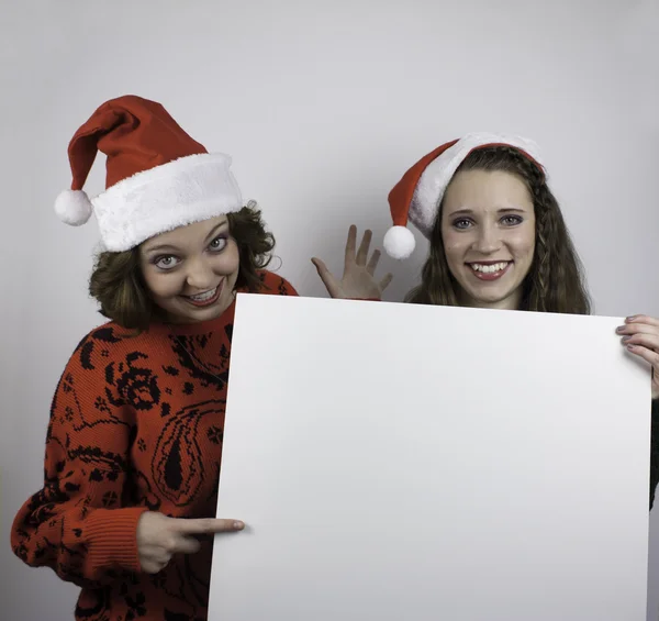 Twee vrouwen houden leeg teken — Stockfoto